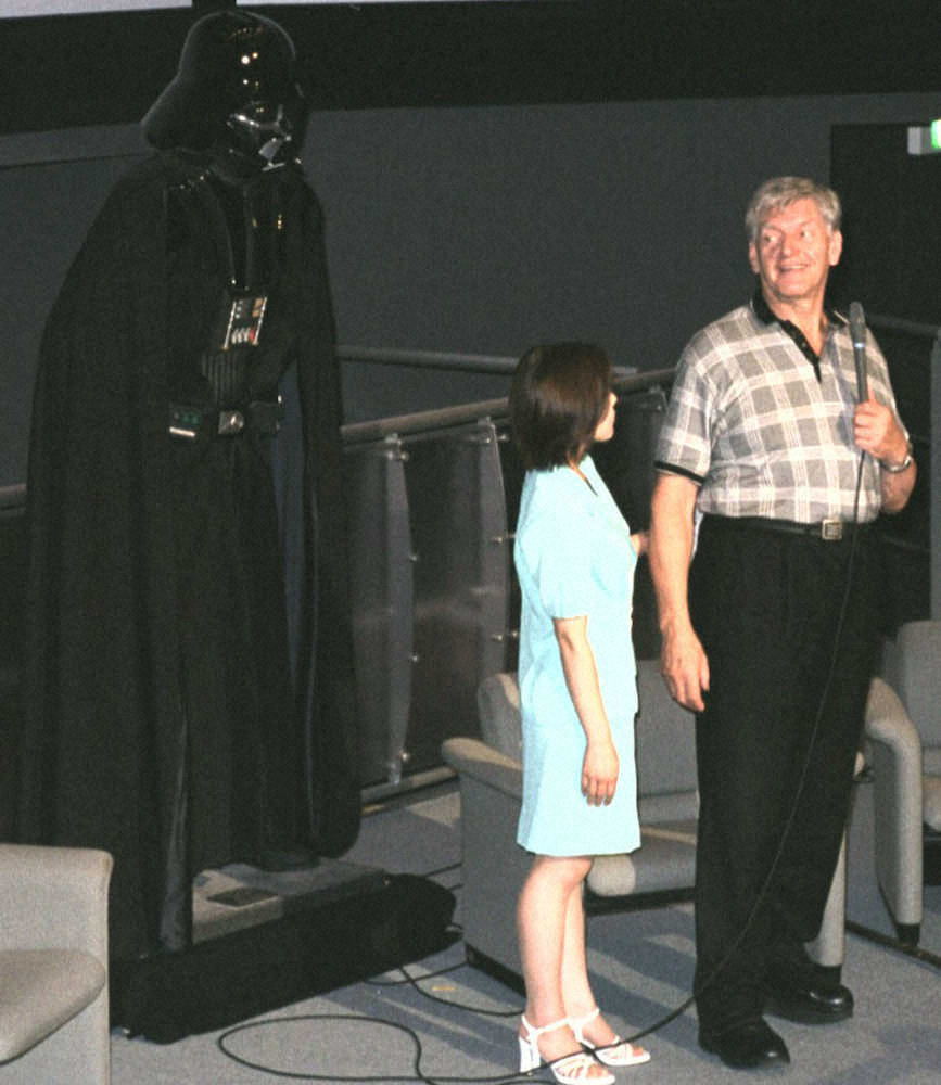 映画「スター・ウォーズ」でダース・ベイダーを演じ、実物大のレプリカ（左）の前で撮影秘話などを披露するデビッド・プラウズ氏＝1999年8月、鳥取県境港市