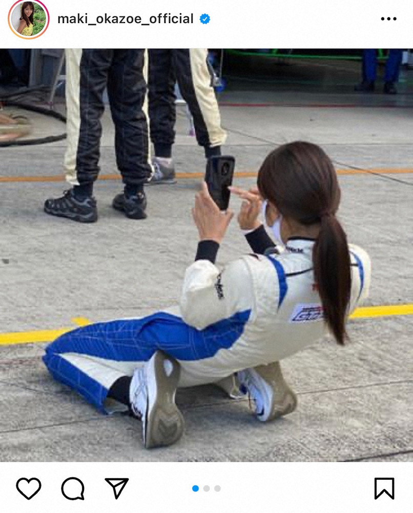 【画像・写真】岡副麻希“軟体カメラマン”披露に反響「撮影ポーズ凄い」「すごいな！このカメラマン」