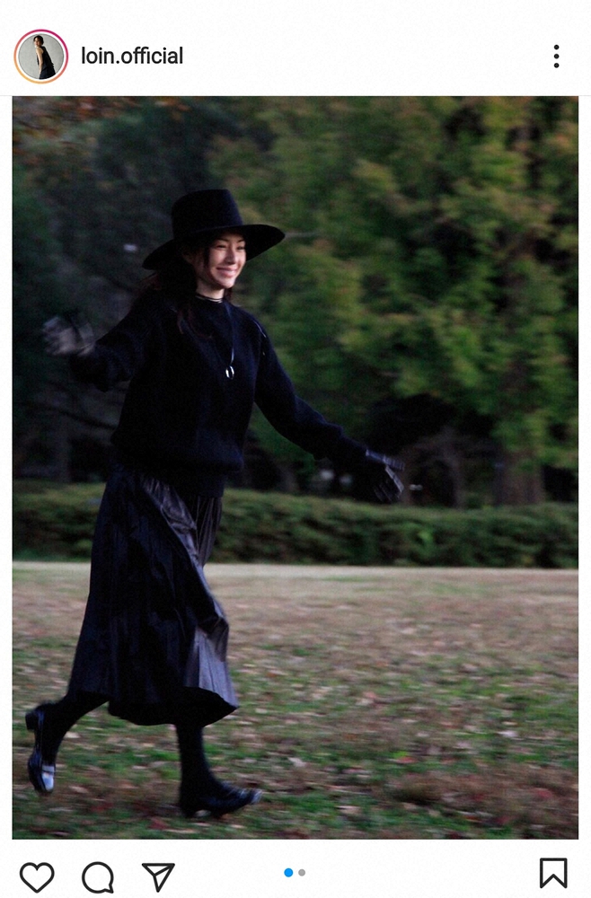 【画像・写真】井川遥「師走も間近だ」　濃紺コーデで疾走する姿披露　「魔女の宅急便みたい」「まるでメーテルのよう」