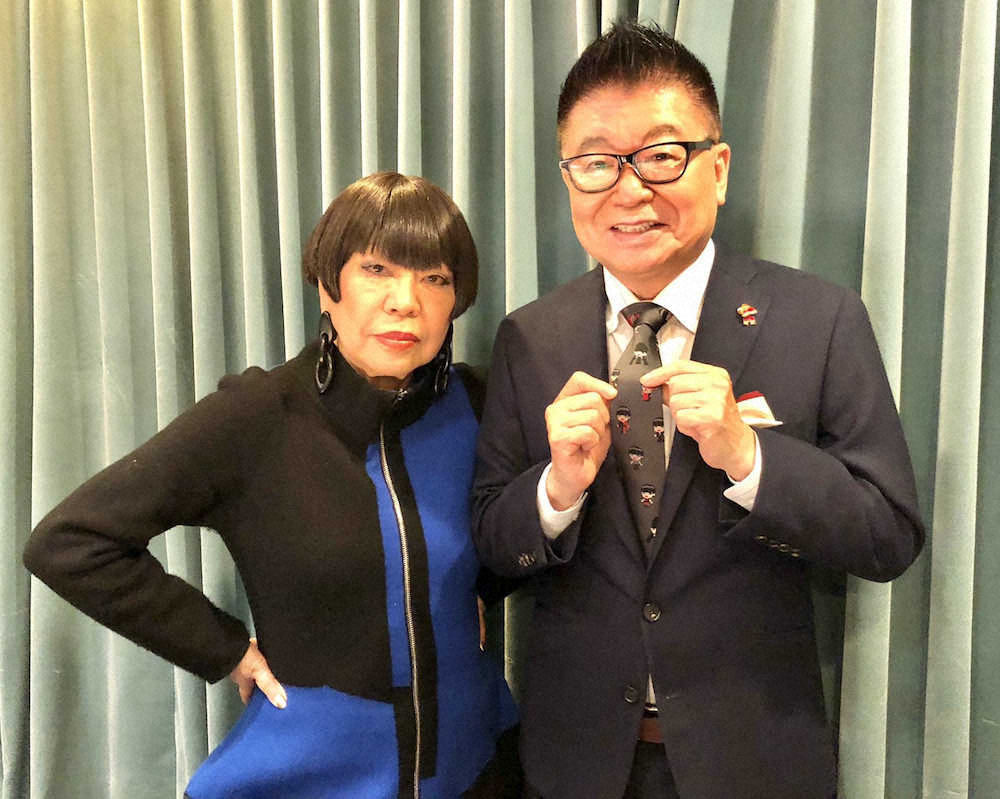 TBSラジオ「コシノジュンコ　MASACA」にゲスト出演した際に贈られたネクタイを締めた生島ヒロシ（右）とコシノジュンコ氏