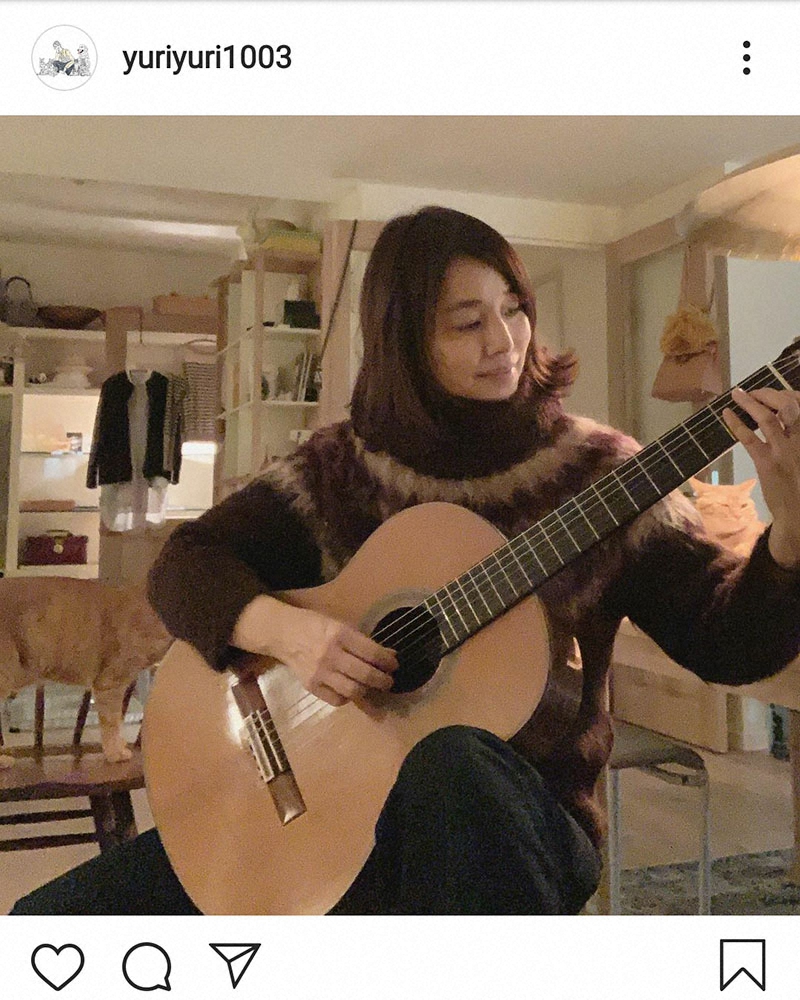 【画像・写真】石田ゆり子　クラシックギター練習光景披露　フォロワー「ギターが馴染んでいる」「素敵です」の声