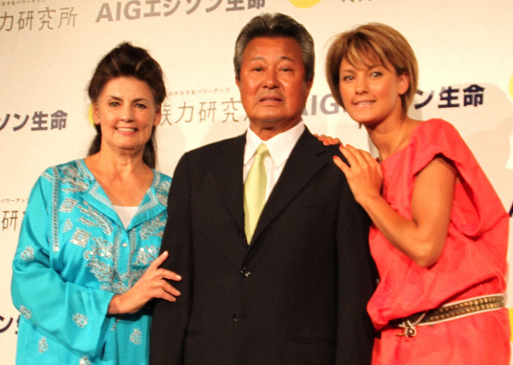 2010年、イベントに登場した梅宮辰夫さん（中央）と、クラウディア夫人（左）、娘のアンナ