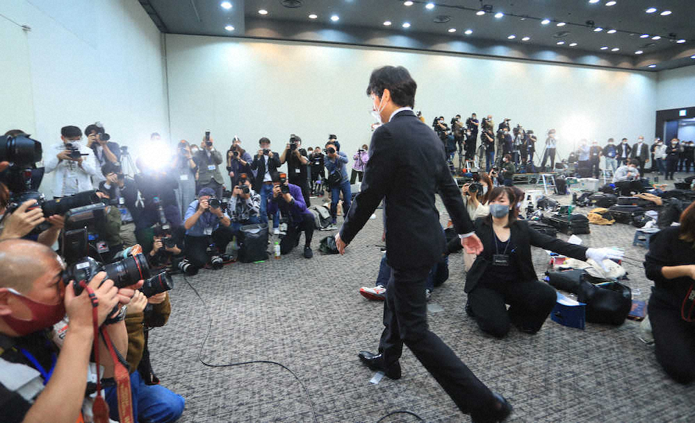 【画像・写真】アンジャ渡部、立ちっぱなし100分会見「それに関しては申し上げられない」連発に報道陣失笑