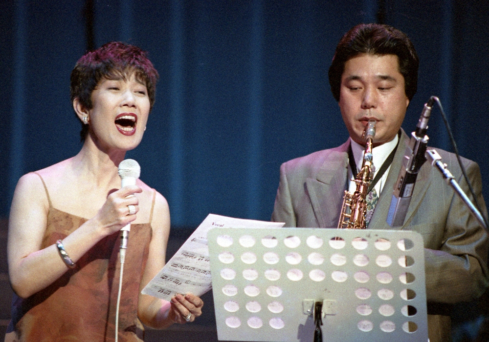 夫婦デュエットを披露する演歌歌手・水前寺清子と夫の小松明氏（1991年）