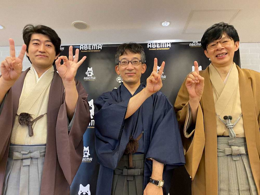 第3回AbemaTVトーナメントスピンオフ企画に出場する佐藤康光九段（中央）、谷川浩司九段（右）、森内俊之九段（左）は「2021年」の指文字に挑戦