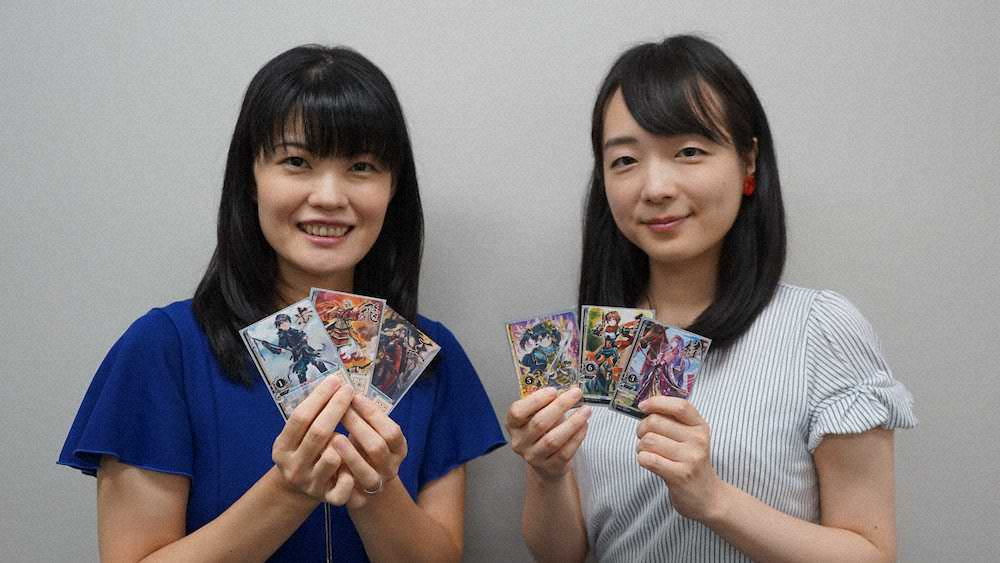 将棋カードゲーム「譚棋戦」をPRする村田智穂女流二段（左）と室田伊緒女流二段