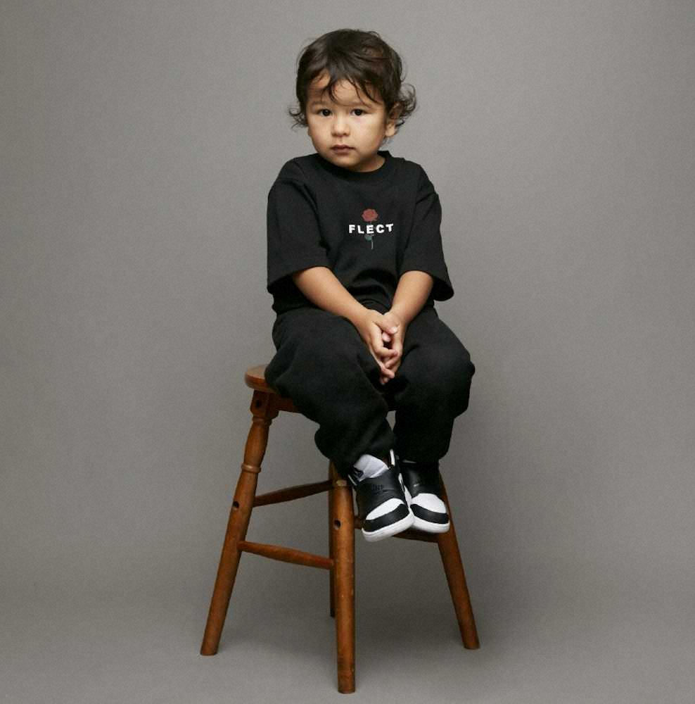 MALIA.がプロデュースした子供服のストリートブランド「FLECT」のモデルを務める三男のPokoちゃん。