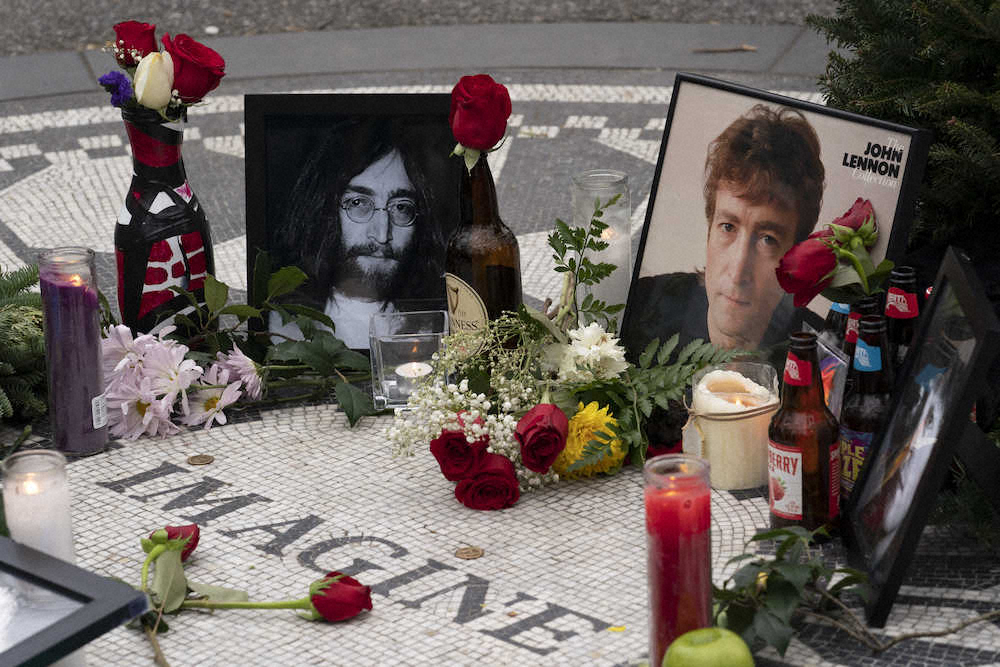 ジョン・レノンを追悼する広場「ストロベリー・フィールズ」に飾られた遺影（ＡＰ）