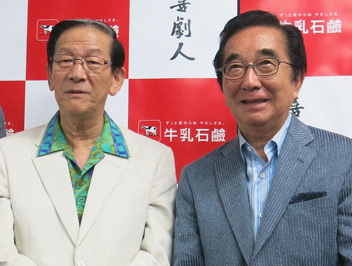 2016年、ミュージカル「シャボン玉飛んどくれ」発表会見に出席した小松政夫さん（左）と大村崑
