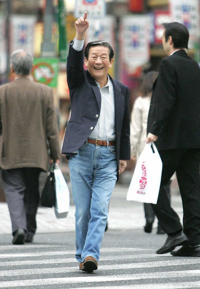 07年4月、歌舞伎町の交差点を歩く小松政夫さん