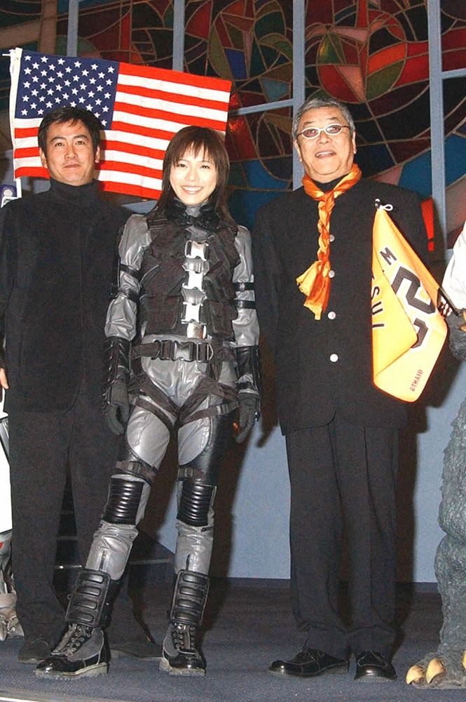 2002年、初日舞台あいさつに登場した釈由美子（中）。左は宅麻伸、右は中尾彬