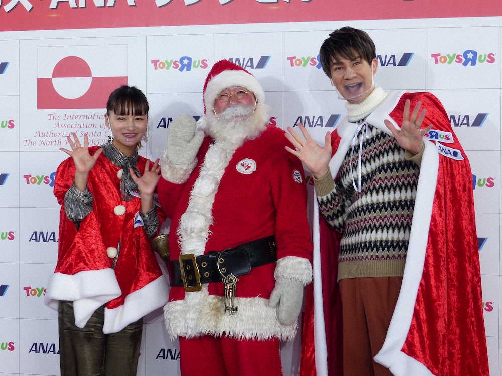 東京・羽田空港で行われた「サンタさんへの手紙出発式」に出席した、JOY（右）とわたなべ麻衣（左）の夫妻と、公認サンタクロースのパラダイス山元
