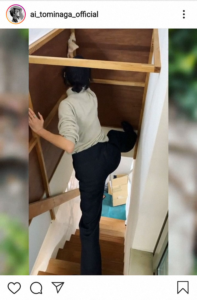 【画像・写真】冨永愛　長い手足際立つ“掃除エクササイズ”披露　「これは愛さんしか無理」「足長っ」