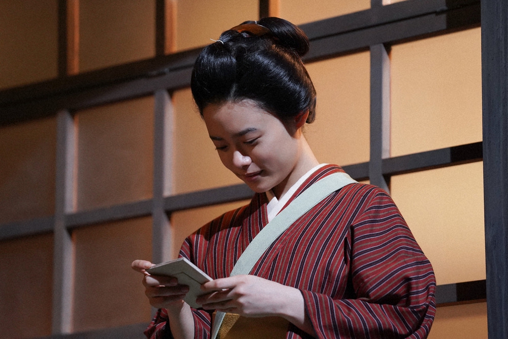連続テレビ小説「おちょやん」第4週は「どこにも行きとうない」。母の写真を見る千代（杉咲花）（C）NHK