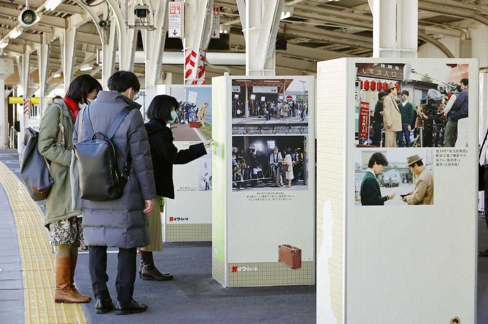 京成電鉄柴又駅で、渥美清さんが演じた寅さんの写真などで装飾された柱
