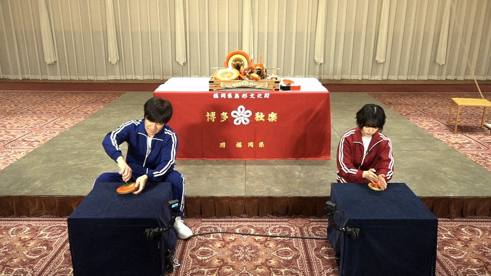 日本テレビ「世界の果てまでイッテQ！」新春スペシャルに出演する内村光良(左)と平手友梨奈（C）日本テレビ