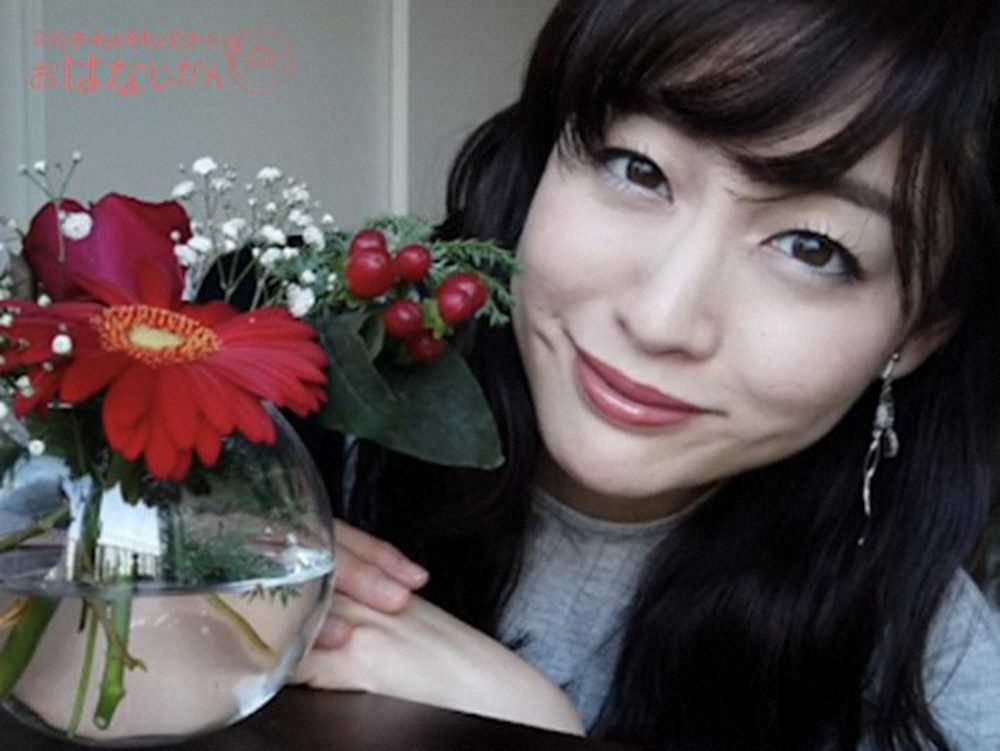 花キューピットの動画企画「おはなじかん」で自身の飾った花を紹介するフリーアナウンサーの新井恵理那