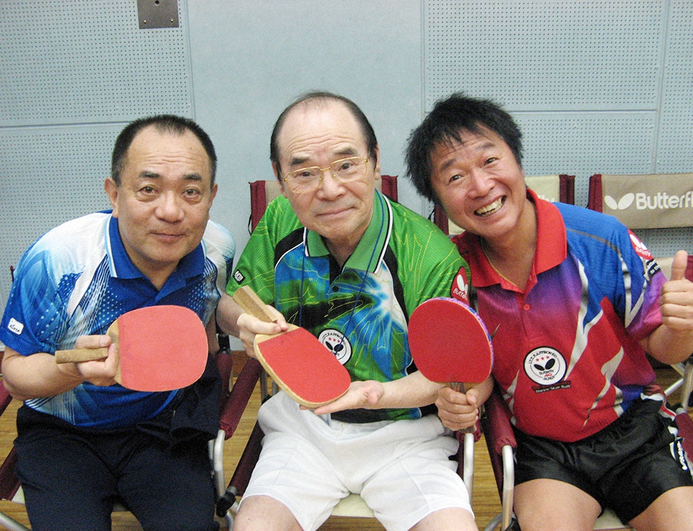「らくご卓球クラブ」を結成していた（左から）三遊亭小遊三、林家こん平さん、山田隆夫