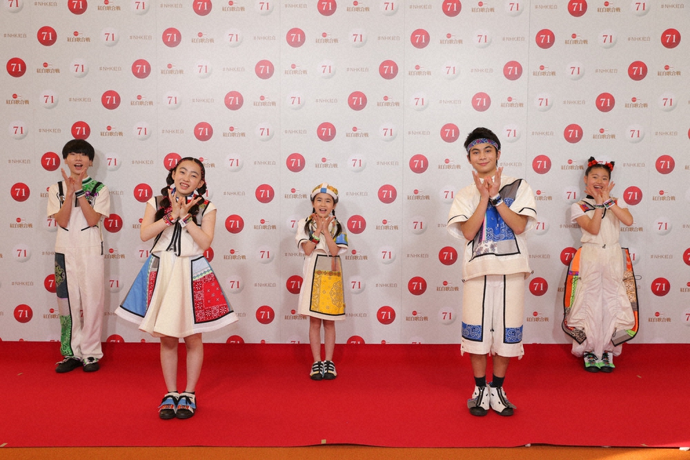 ＜第71回NHK紅白歌合戦リハーサル＞取材に応じたFoorin（左から）たける、もえの、ちせ、ひゅうが、りりこ