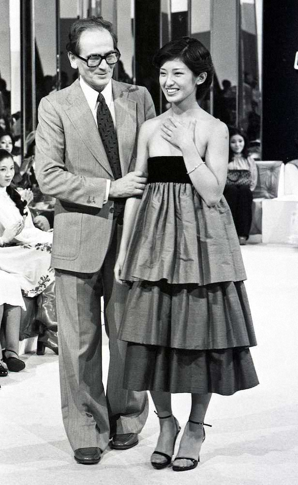 77年 山口百恵さんにドレスをプレゼントするピエール カルダン氏 スポニチ Sponichi Annex 芸能