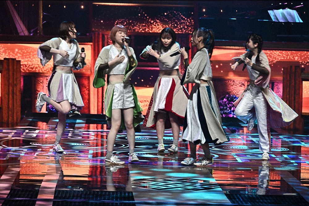 「日本レコード大賞」で新人賞を受賞した女性アイドルグループ「豆柴の大群」（C）TBS