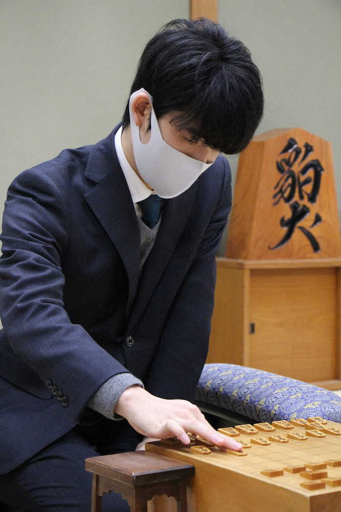 【画像・写真】藤井聡太2冠、B級1組昇級決まるか　21年初戦　中村修九段との対局開始