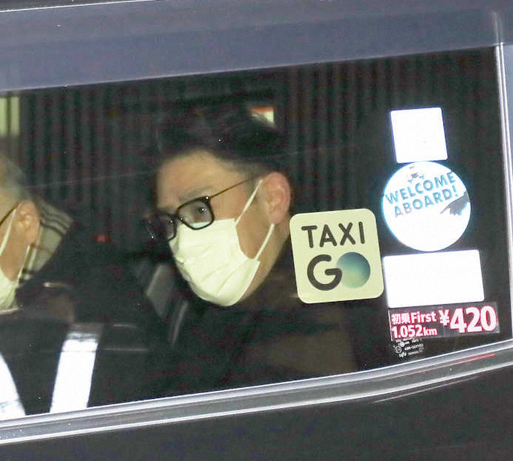待ち受けた報道陣に会釈してタクシーで歌舞伎座を後にする中村芝翫