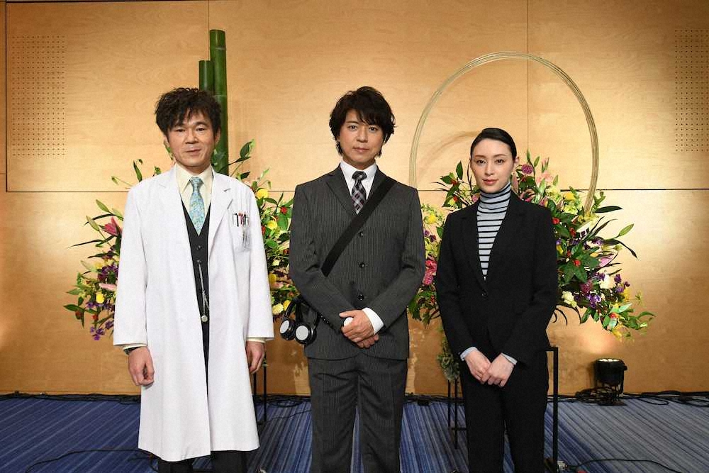 テレビ朝日「遺留捜査」に出演する（左から）甲本雅裕、上川隆也、栗山千明