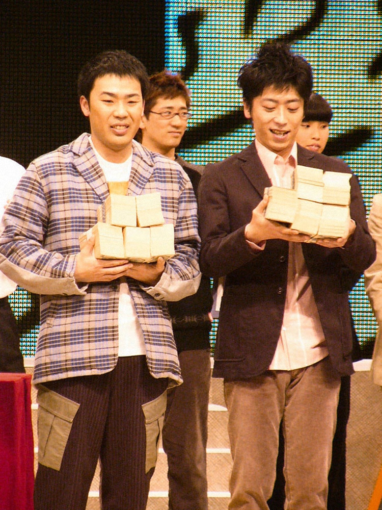 「M-1グランプリ2003」で優勝したフットボールアワーの岩尾（左）と後藤