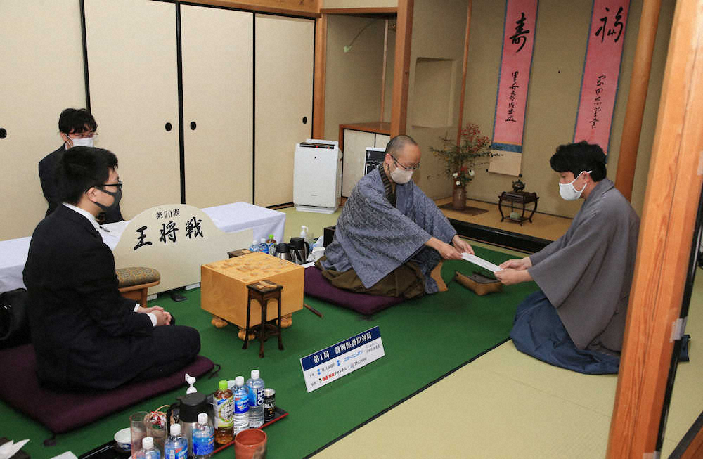 【画像・写真】【棋譜速報】第70期王将戦7番勝負第1局第1日終了　渡辺王将VS永瀬王座