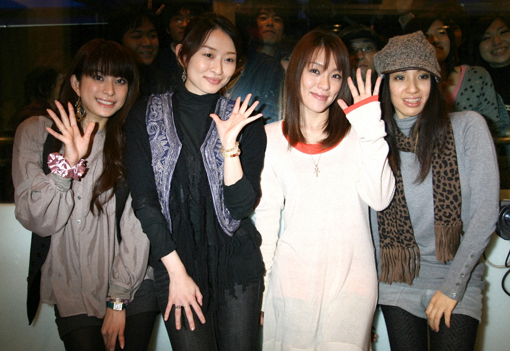 SPEEDの（左から）上原多香子、島袋寛子、今井絵理子、新垣仁絵（08年撮影）