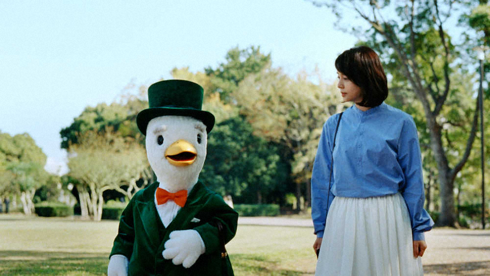 アフラック生命保険新CMに出演する女優の石田ゆり子とリリー・フランキーが声を担当する「アヒル氏」　（提供写真）