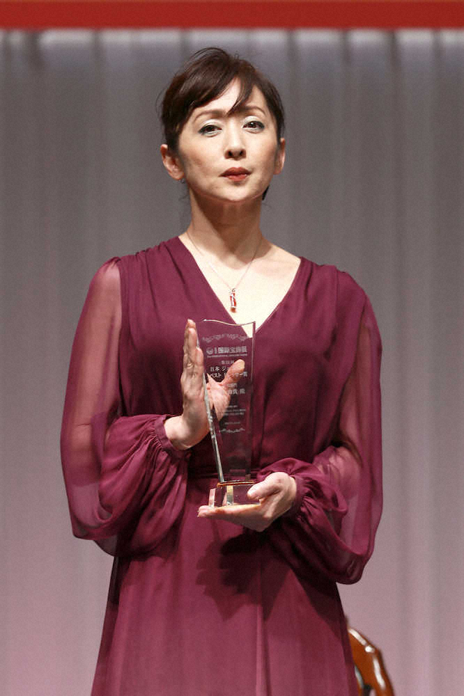【画像・写真】新婚・戸田恵梨香　感激ジュエリーベストドレッサー賞！左手薬指には…