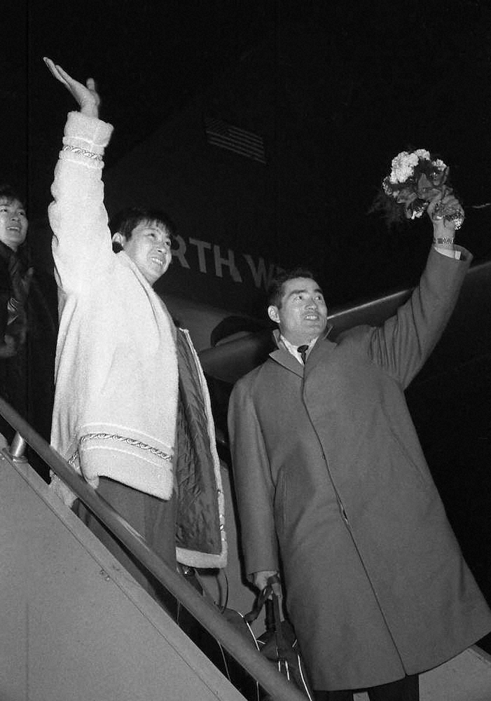 1962年1月4日、巨人の長嶋茂雄（右）と手を振りながら米国に向かう飛行機に搭乗する石原裕次郎さん