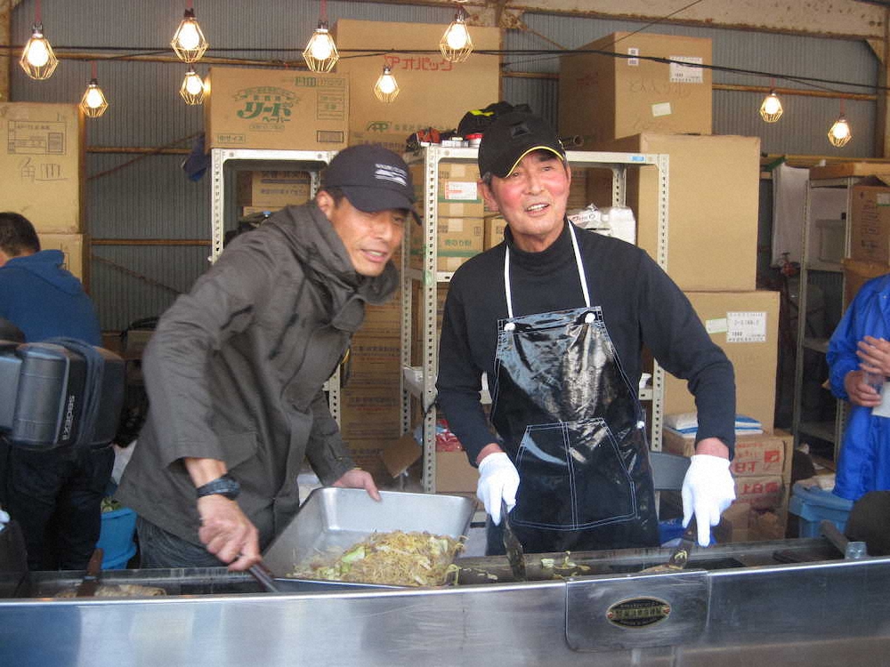 2011年、炊き出しを行う舘ひろし（左）と渡哲也さん
