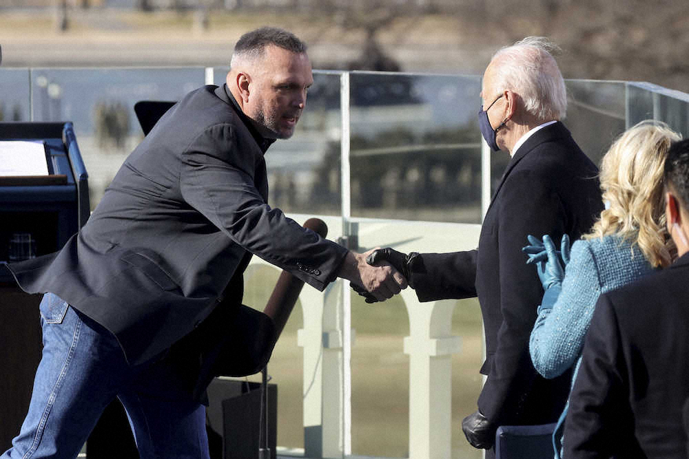 バイデン大統領と握手するガース・ブルックス（AP）