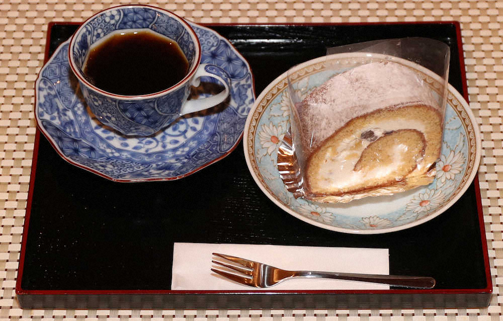 ＜王将戦第2局＞渡辺王将の午前のデザートはコーヒーとロールケーキ（撮影・奥　調）