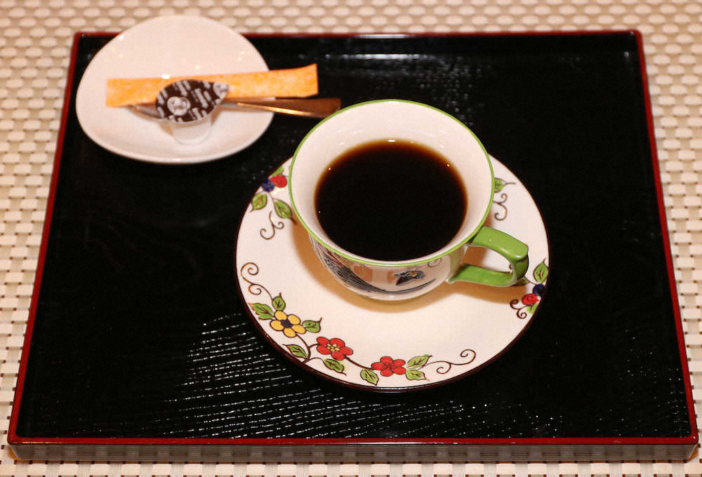 ＜3＞渡辺王将の午後のデザートはコーヒー（撮影・奥　調）