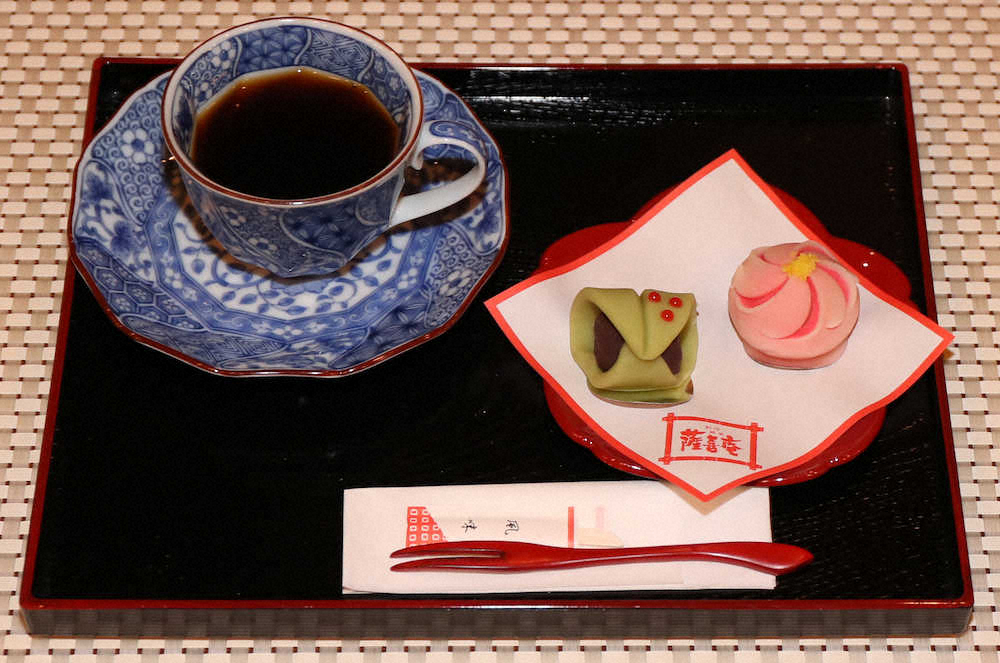 ＜4＞永瀬王座の午前のデザートはコーヒーと和菓子（撮影・奥　調）