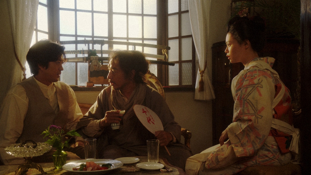 連続テレビ小説 おちょやん 第38話 カフェーキネマ 店内にて 千代 杉咲花 右 と小暮 若葉竜也 左 と一緒に話しをするテルヲ トータス松本 C Nhk スポニチ Sponichi Annex 芸能