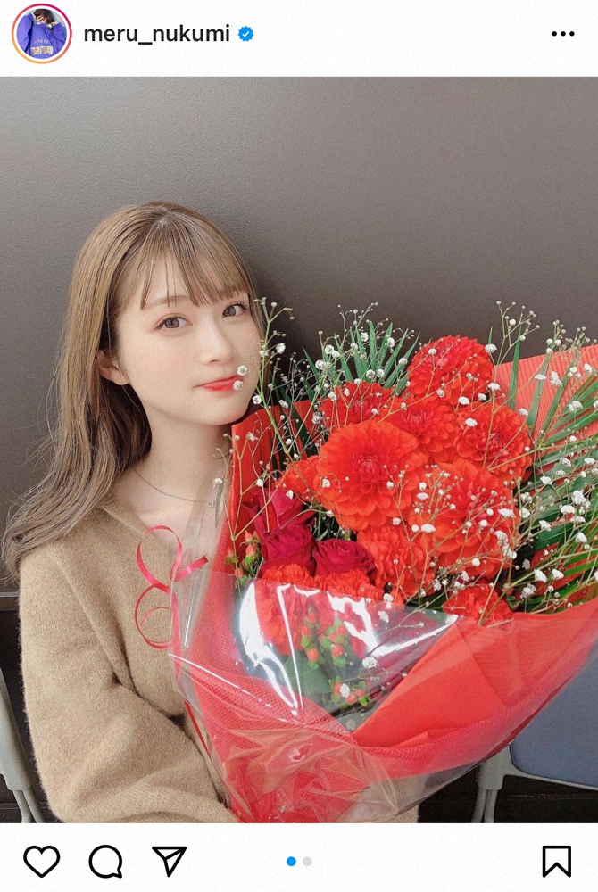 【画像・写真】めるる×花束にフォロワー絶賛「赤めっちゃ似合う」「映え」「華やか」「お花以上に美しい」