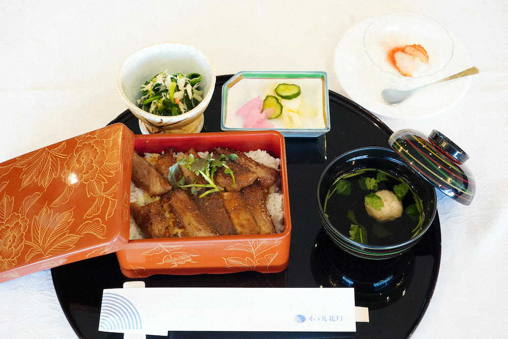 【画像・写真】王将戦大田原対局昼食　渡辺王将は2日連続で地元産“与一和牛”焼肉重、永瀬王座はうな重をオーダー