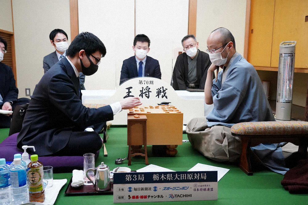 【画像・写真】＜第70期王将戦第3局2日日＞感想戦に臨む渡辺王将（右）と永瀬王座（撮影・会津　智海）