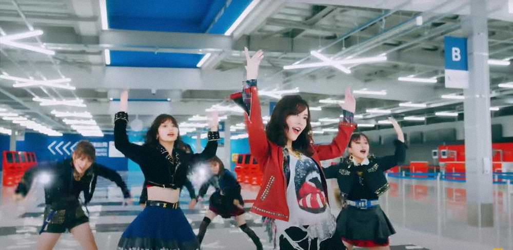 「恋落ちフラグ」のミュージックビデオ内で「Escape」の衣装を着用する松井珠理奈（右から2人目）