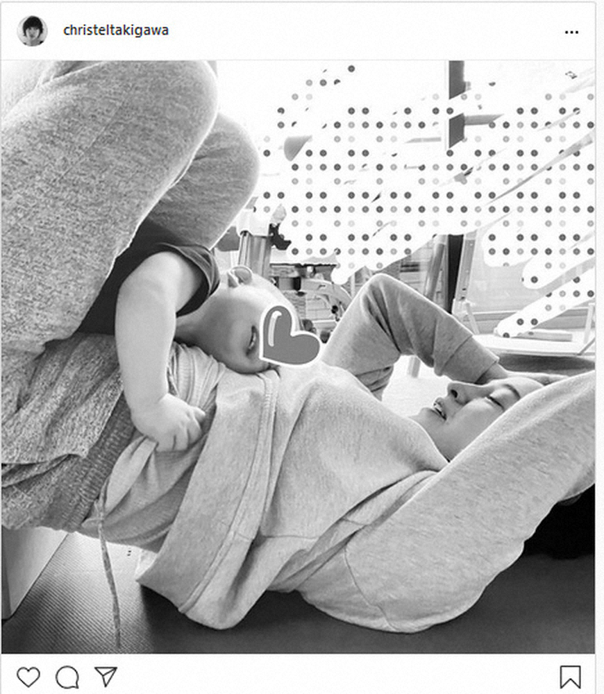 【画像・写真】滝川クリステル　息子と2ショットでヨガ　「こんな時間もあっという間」