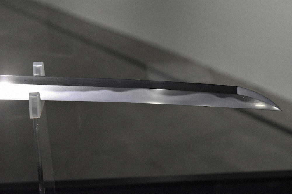 東京ドームシティ「Gallery　AaMo」で展示中の日本刀「逆刃刀・真打」。「るろうに剣心」の劇中に登場するもので、本来なら「峰」となる反り返った側を「刃」として作られた（所蔵：博物館明治村）
