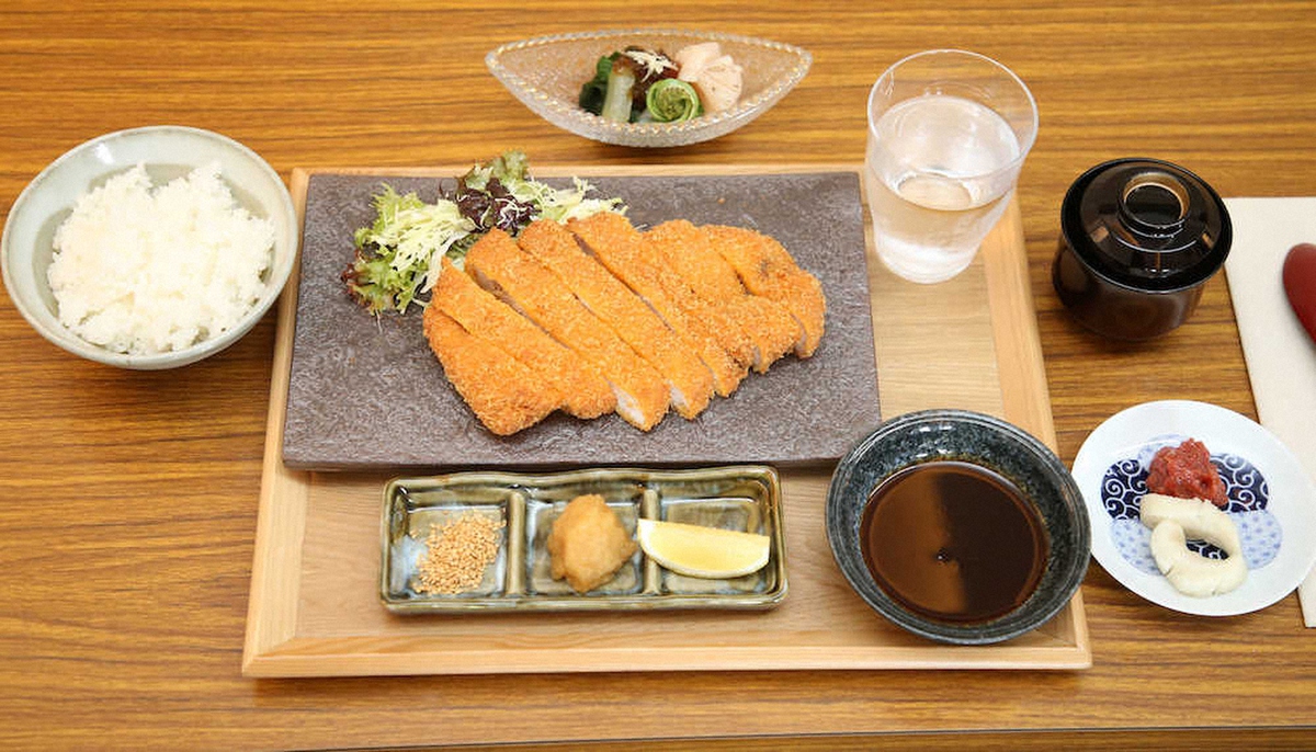 【画像・写真】王将戦第4局1日目昼食　渡辺王将は「豚カツ」、永瀬王座は「うな丼＆イチゴ大福」でパワーチャージ