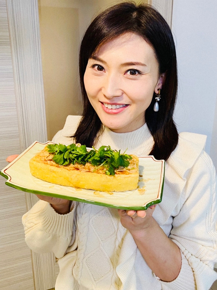 おいしい「油揚げのパクチーのせ」できあがり!と笑顔の金子恵美氏