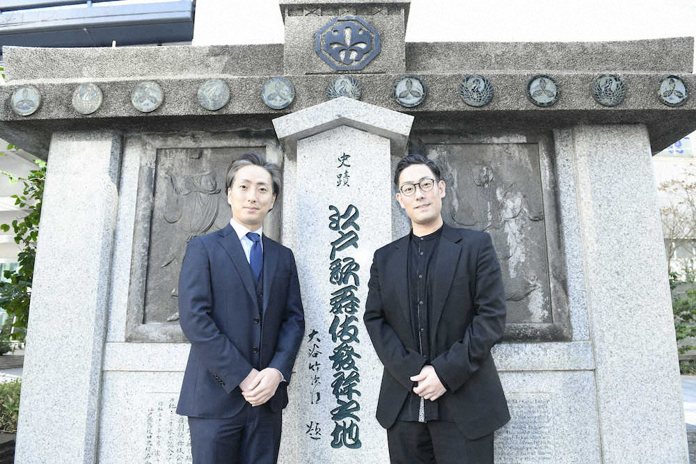 「江戸歌舞伎発祥之地」記念碑の前で写真に納まる中村勘九郎（右）と中村七之助