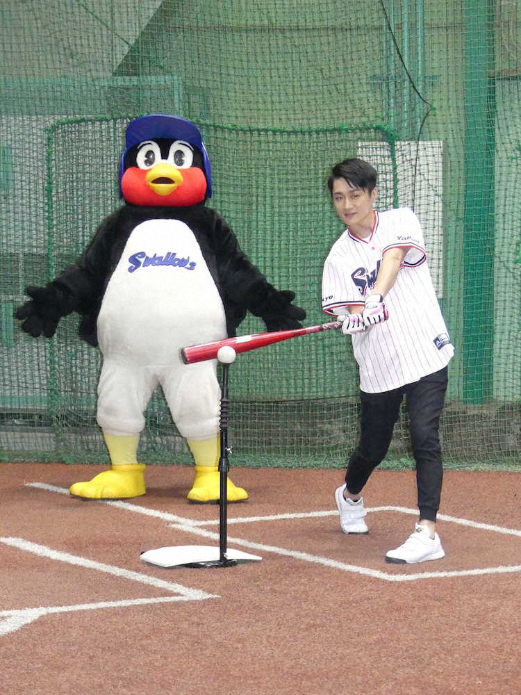 【画像・写真】小学生日本選抜の経験も！元野球少年・真田ナオキ　つば九郎とマジ打撃対決　「ヒットのコツ」質問も…